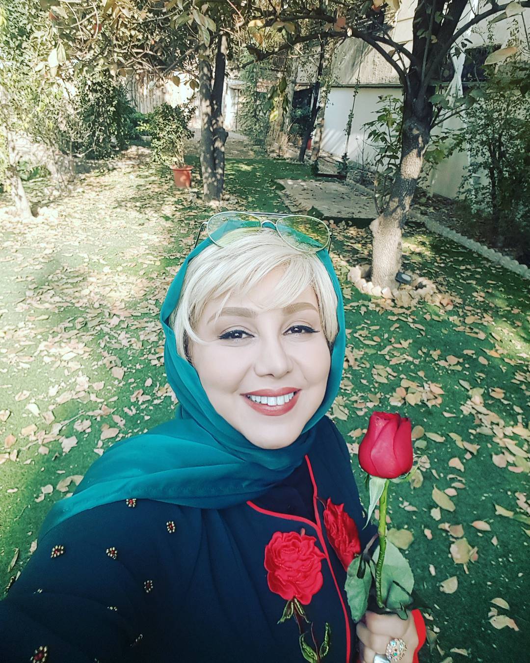خوش‌گذرانی خانم بازیگر در استانبول با پوشش و آرایش نامتعارف! + عکس