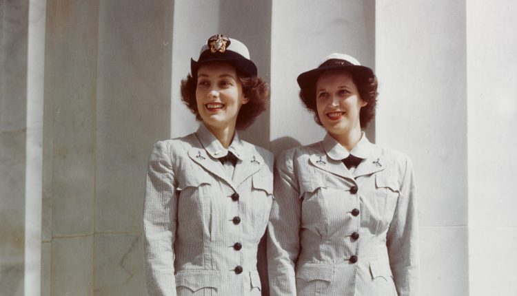 در جنگ جهانی دوم، بخشی از یونیفرم زنان نیروی دریایی، رژلب قرمز بود