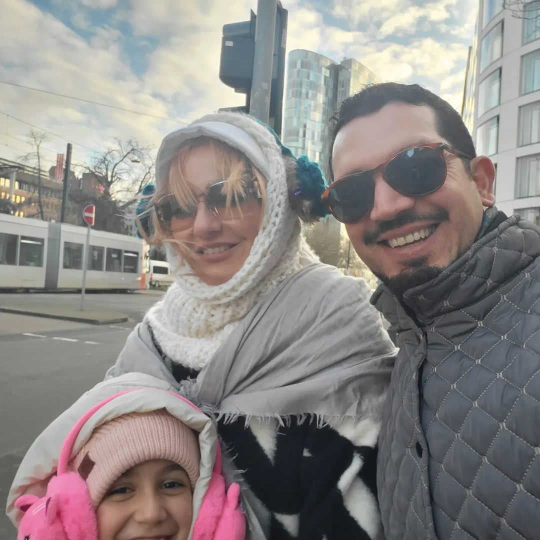 یاسین رامین در کنار مهناز افشار و دخترشان